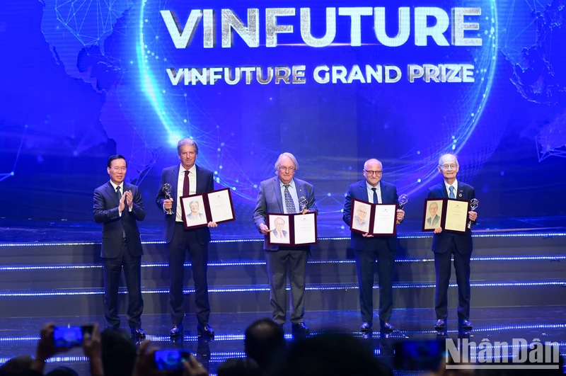 Chủ tịch nước Võ Văn Thưởng trao giải thưởng chính VinFuture 2023 cho 4 nhà khoa học với phát minh pin mặt trời và pin Lithium-ion.