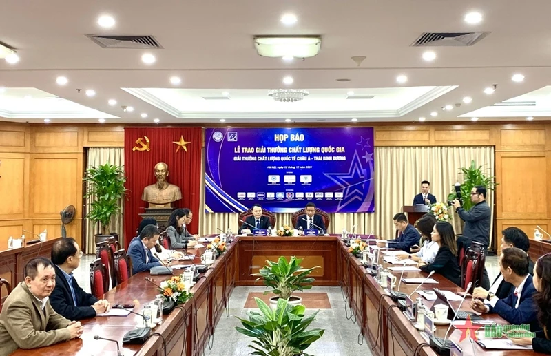 Toàn cảnh họp báo.