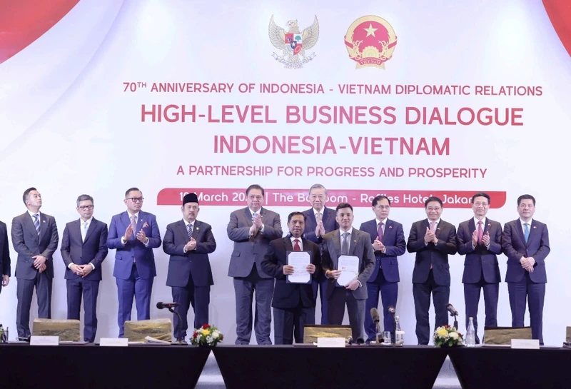 FPT và KMP Aryadhana trao đổi Hợp đồng khung trị giá 67 triệu USD trong chuyến thăm của Tổng Bí thư Tô Lâm tới Indonesia.