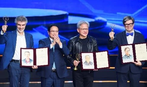 Thủ tướng Phạm Minh Chính trao Giải thưởng Chính VinFuture 2024 cho các nhà khoa học đạt giải. (Ảnh: THÀNH ĐẠT)