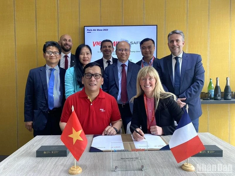 Ông Đinh Việt Phương, CEO của Vietjet và bà Victoria Foy, CEO của Safran CFM ký hợp đồng cung cấp ghế. Chứng kiến lễ ký có Đại sứ Việt Nam tại Pháp Đinh Toàn Thắng.