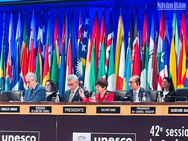 Chủ tịch Đại hội đồng UNESCO Simona-Mirela Miculescu gõ búa thông qua Nghị quyết. (Ảnh: MINH DUY)