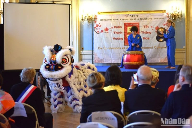 Múa lân khai mạc chương trình. (Ảnh: MINH DUY)