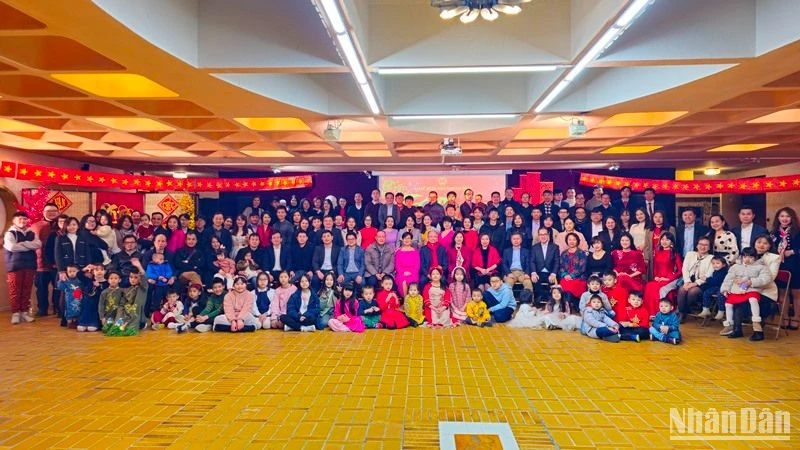Đại sứ, cán bộ, nhân viên Đại sứ quán, Phái đoàn và các cơ quan đại diện Việt Nam tại Pháp chụp ảnh lưu niệm. (Ảnh: KHẢI HOÀN)