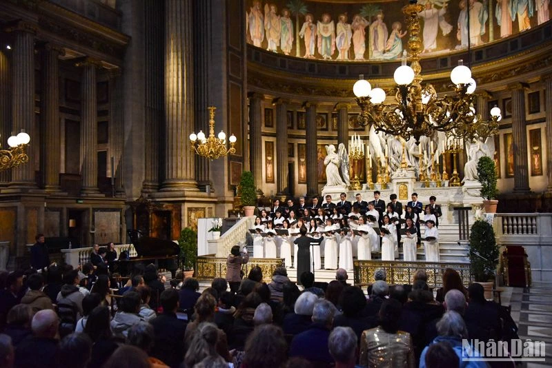 Nhà thờ Sainte-Marie-Madeleine (quận 8) là một trong những công trình nghệ thuật nổi tiếng nhất của Paris. (Ảnh: MINH DUY)