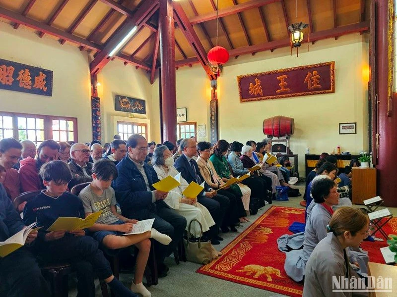 Với nhiều bà con kiều bào, Thiền viện Trúc Lâm là nơi để hòa mình vào chốn tâm linh, giúp tinh thần được thanh tịnh và thoải mái. (Ảnh: MINH DUY)