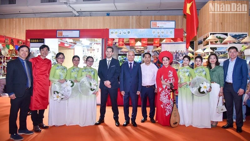 Ông Steven Abajoli, Giám đốc Foire de Paris, chúc mừng sự hiện diện đầy ấn tượng của Việt Nam tại hội chợ năm nay. (Ảnh: MINH DUY - KHẢI HOÀN)