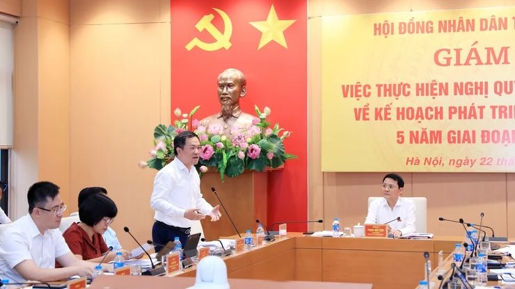 Trưởng ban Đô thị, Hội đồng nhân dân thành phố Đàm Văn Huân trao đổi về tiến độ thực hiện Kế hoạch đầu tư công trung hạn 5 năm 2021-2025.