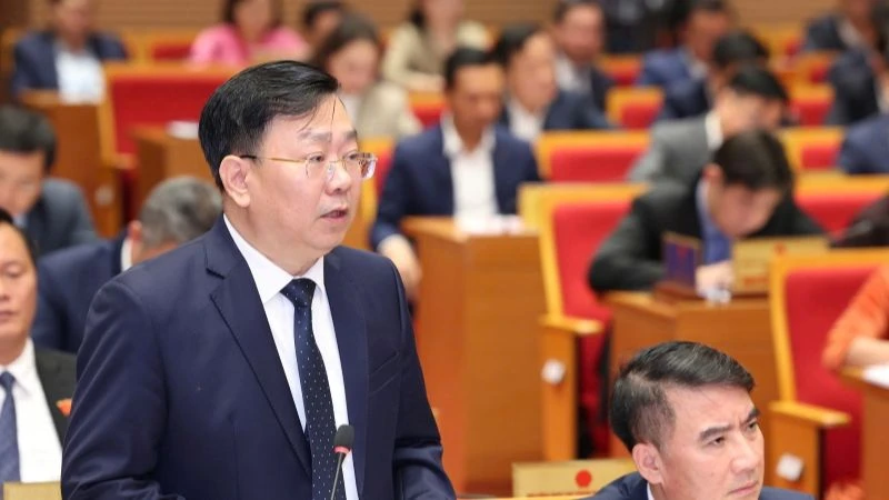 Giám đốc Sở Xây dựng Hà Nội Võ Nguyên Phong trả lời chất vấn của đại biểu Hội đồng nhân dân thành phố.