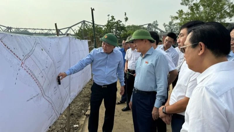 Thường trực Hội đồng nhân dân thành phố giám sát công tác quy hoạch, quản lý đất đai, trật tự xây dựng khu vực bãi sông, ngoài đê (quận Ba Đình).