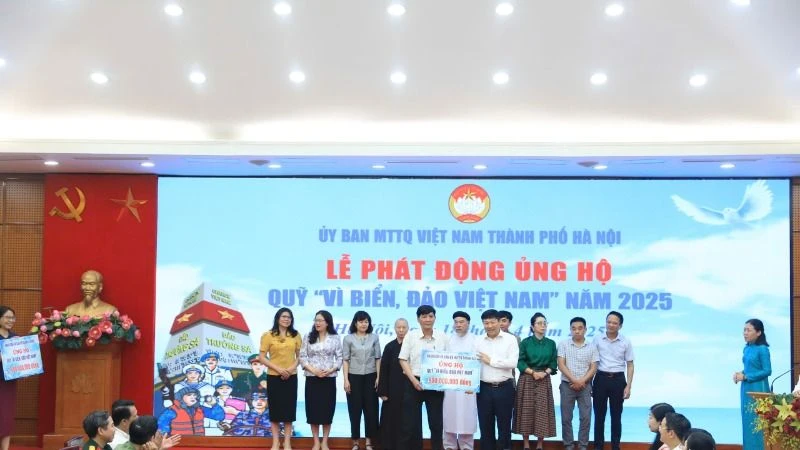Ngay trong Lễ phát động, Hà Nội đã tiếp nhận số tiền ủng hộ hơn 40 tỷ đồng.