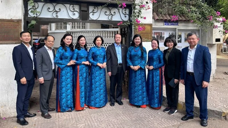 Đoàn công tác chụp hình lưu niệm với Đại sứ Nguyễn Huy Dũng tại Đại sứ quán Việt Nam ở Cairo.