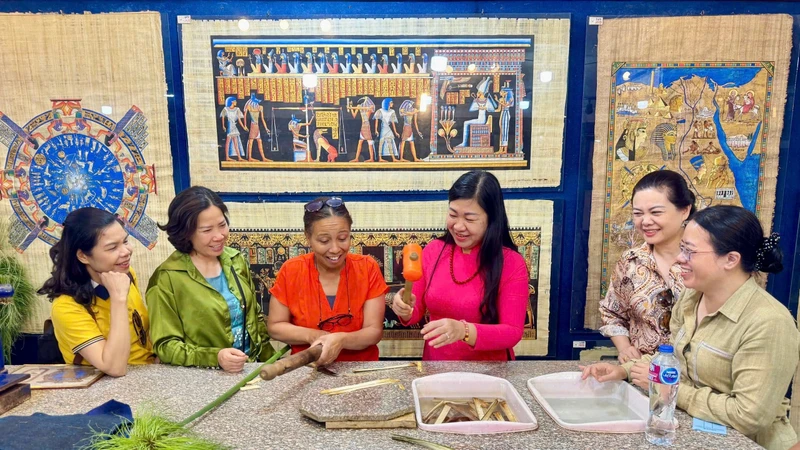 Đoàn công tác đối ngoại nhân dân thành phố Hà Nội tham quan các làng nghề thủ công truyền thống tại Ai Cập.
