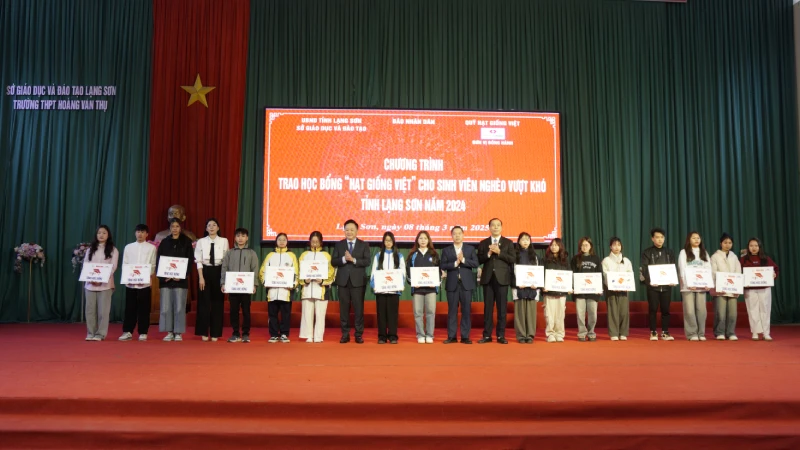 Chủ tịch Quỹ Hạt giống Việt-Báo Nhân Dân và lãnh đạo Ủy ban nhân dân tỉnh, Sở Giáo dục và Đào tạo tỉnh Lạng Sơn trao 25 suất học bổng cho 25 tân sinh viên có hoàn cảnh khó khăn.