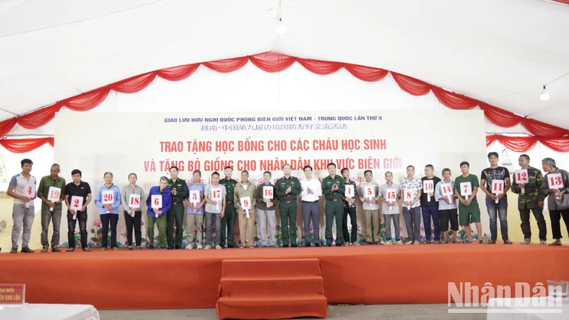 Lãnh đạo Bộ Tư lệnh Bộ đội Biên phòng, lãnh đạo Bộ Chỉ huy Bộ đội Biên phòng Lạng Sơn và lãnh đạo huyện Cao Lộc tặng bò giống cho các hộ dân có hoàn cảnh khó khăn nơi biên giới.