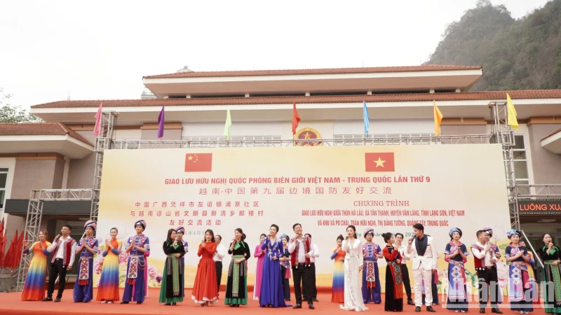 Tiết mục văn nghệ tập thể trong khuôn khổ chương trình.