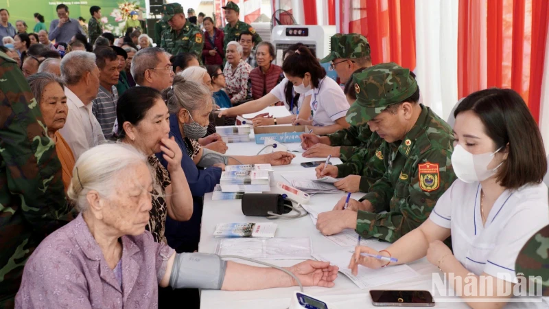 Hoạt động khám chữa bệnh, cấp thuốc miễn phí của quân y hai nước Việt Nam-Trung Quốc.