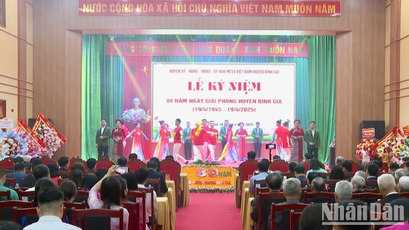 Quang cảnh Lễ kỷ niệm 80 năm Ngày Giải phóng huyện Bình Gia.