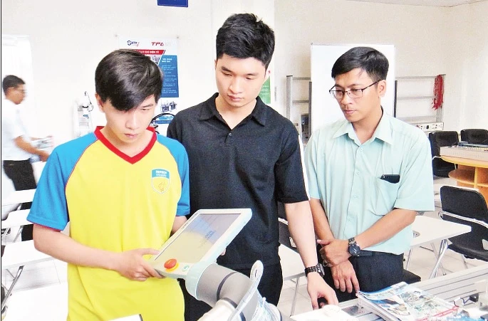 Đào tạo lao động tự động hóa tại Trung tâm Đào tạo Khu Công nghệ cao (Khu Công nghệ cao Thành phố Hồ Chí Minh).