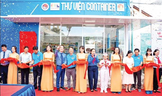 Lễ khánh thành thư viện container tại Trường tiểu học Lê Văn Lương (huyện Nhà Bè, Thành phố Hồ Chí Minh).
