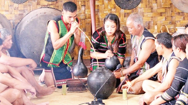 Tái hiện nghi lễ cưới hỏi của người Mnông ở huyện Đam Rông, tỉnh Lâm Đồng.