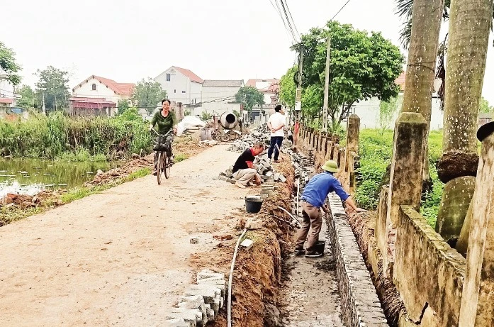Nhân dân xã Cẩm Văn hiến đất mở rộng đường làng, ngõ xóm.