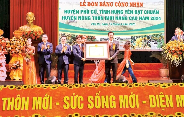 Huyện Phù Cừ đón nhận bằng công nhận đạt chuẩn Huyện nông thôn mới nâng cao năm 2024.