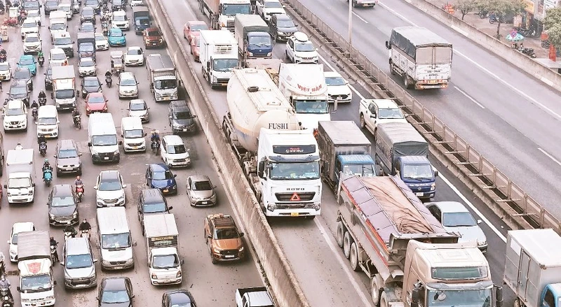 Đường vành đai 3 cả trên cao và dưới thấp thường xuyên ùn tắc.