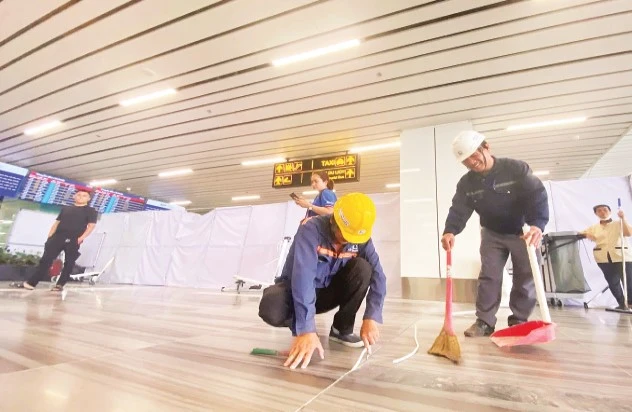 Nhà thầu khắc phục sự cố nền gạch bị bung ron tại nhà ga T3 sân bay Tân Sơn Nhất.
