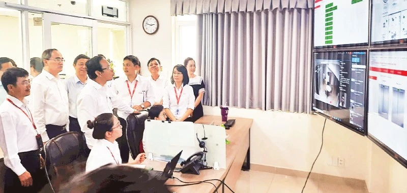 Các đại biểu tham quan khu ứng dụng trí tuệ nhân tạo để quản lý nội khu Công viên phần mềm Quang Trung, Thành phố Hồ Chí Minh. 