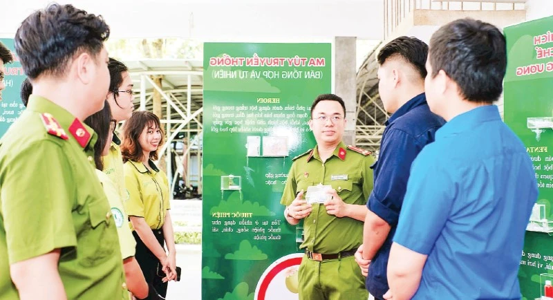 Công an Thành phố Hồ Chí Minh chia sẻ về tác hại của ma túy với cán bộ, sinh viên tại Trường cao đẳng Kinh tế kỹ thuật Thành phố Hồ Chí Minh.