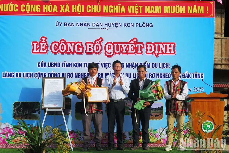 Trao quyết định của UBND tỉnh Kon Tum công nhận điểm du lịch cộng đồng làng Vi Rơ Ngheo.