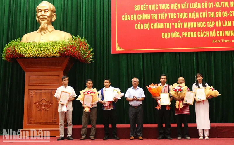 Trao Thư khen của Bí thư Tỉnh ủy Kon Tum cho các cá nhân.