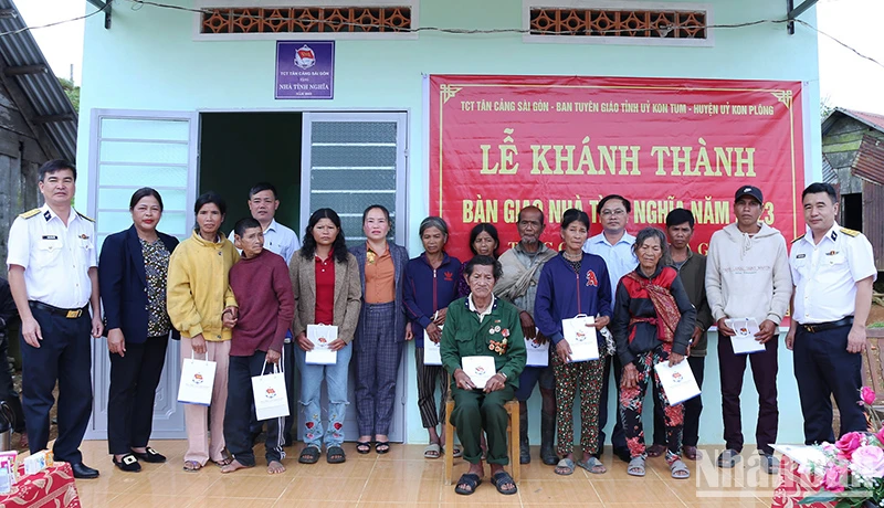 Tặng quà cho các hộ gia đình chính sách của xã Hiếu, huyện Kon Plong.