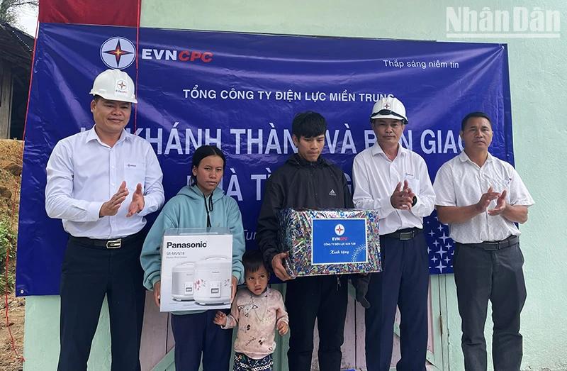 Trao nhà tình nghĩa và các phần quà cho hộ gia đình khó khăn.