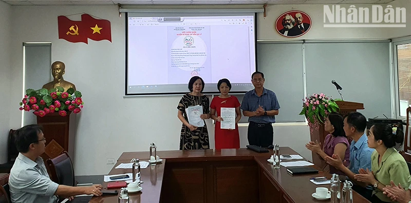 Trao Giấy chứng nhận quyền sử dụng chỉ dẫn địa lý cho 2 công ty.