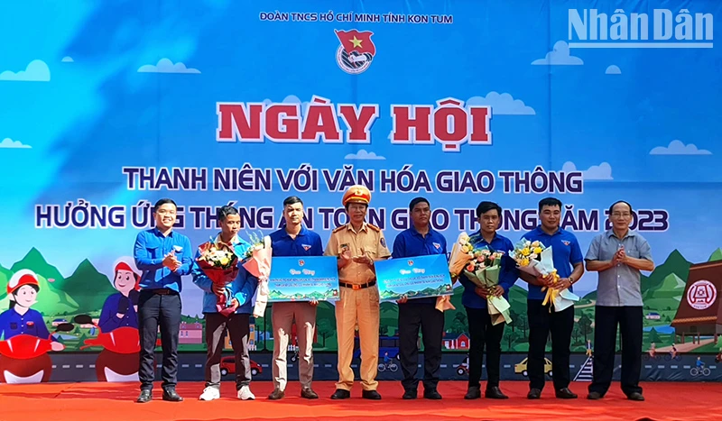 Trao kinh phí hỗ trợ Đội thanh niên xung kích tham gia sơ cứu, ứng cứu nhanh tai nạn giao thông.
