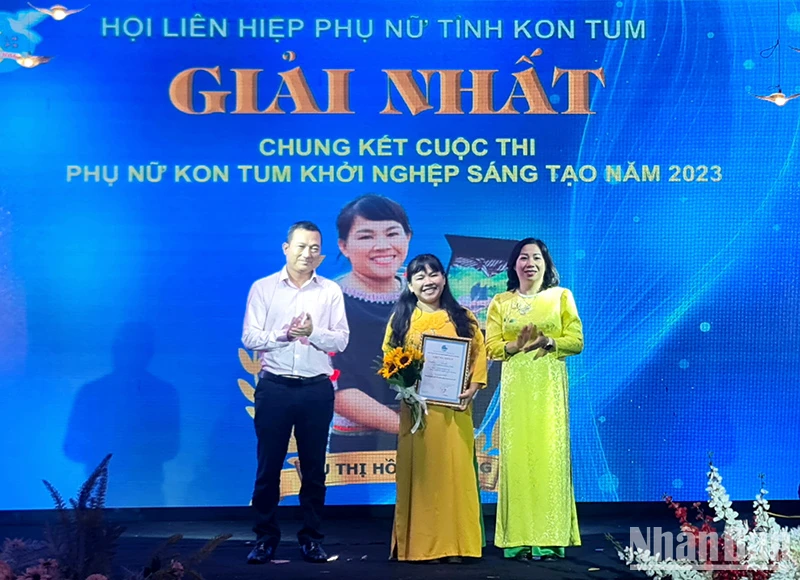 Trao Giải nhất cho Dự án "Sản xuất trà lá khổ qua rừng An Thành" của Hội Liên hiệp Phụ nữ huyện Tu Mơ Rông.