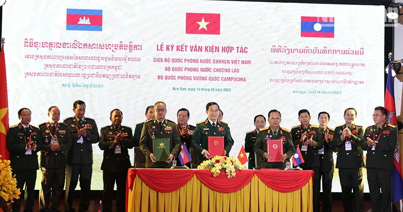 Bộ trưởng Quốc phòng ba nước ký kết văn kiện hợp tác.