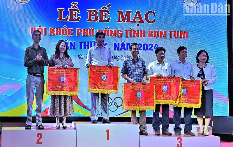 Trao giải toàn đoàn cấp tiểu học.