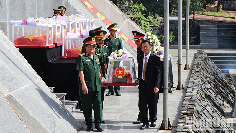 Đồng chí Dương Văn Trang, Ủy viên Trung ương Đảng, Bí thư Tỉnh ủy, Chủ tịch Hội đồng nhân dân tỉnh Kon Tum và Trung tướng Trịnh Đình Thạch, Bí thư Đảng ủy, Chính ủy Quân khu 5 đưa các liệt sĩ về nơi an nghỉ cuối cùng.