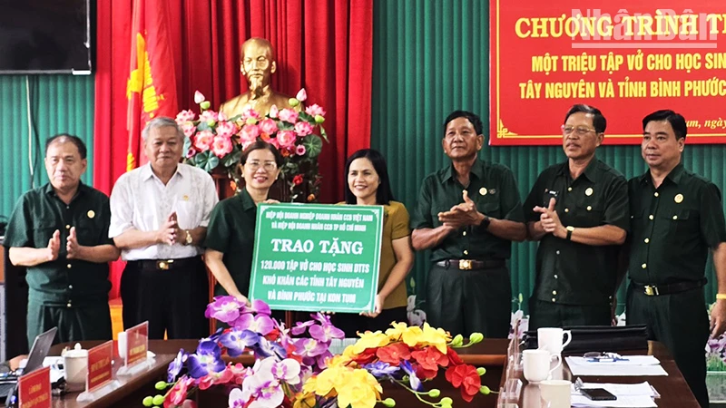 Trao bảng tượng trưng tặng 120.000 cuốn tập vở.