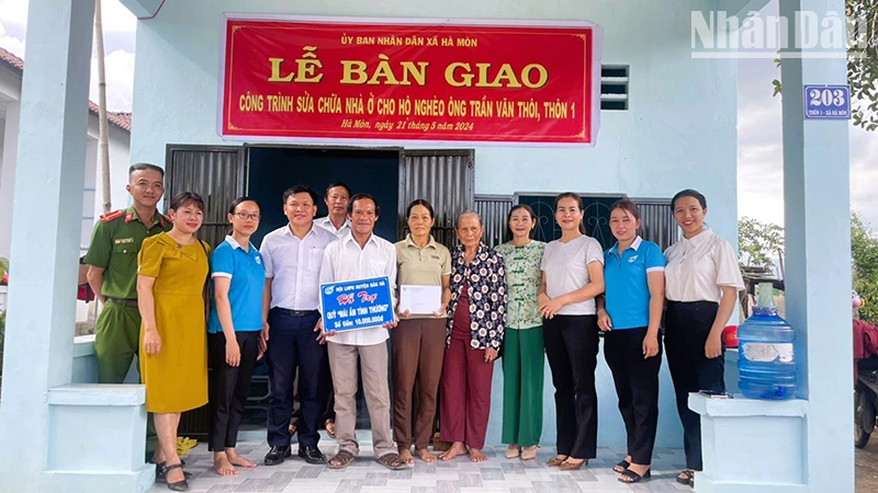 Lễ bàn giao nhà ở cho hộ gia đình ông Trần Văn Thôi, hộ nghèo tại thôn 1, xã Hà Mòn, huyện Đăk Hà.