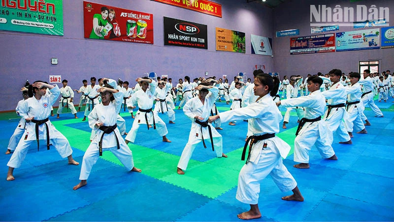 Các thí sinh tham gia thi thăng đẳng quốc gia môn Karate năm 2025