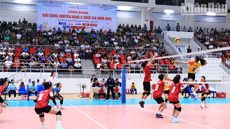 Trận bóng chuyền nữ Thái Nguyên và Đắk Lắk diễn ra sôi nổi, hấp dẫn.