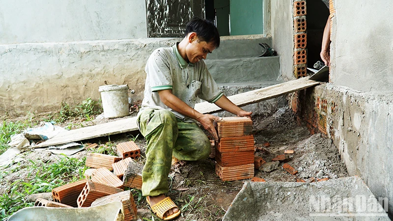 Sau khi hòa nhập cộng đồng, A Kai tích cực làm thêm công việc để kiếm thêm thu nhập cho gia đình.