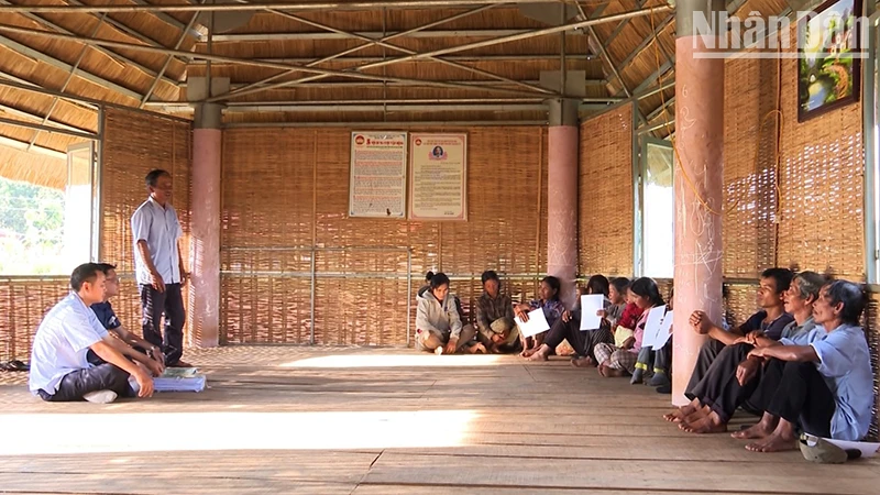 Tuyên truyền người dân tại xã Hơ Moong tránh nghe lời dụ dỗ của các đối tượng xấu tin theo tà đạo Hà Mòn.
