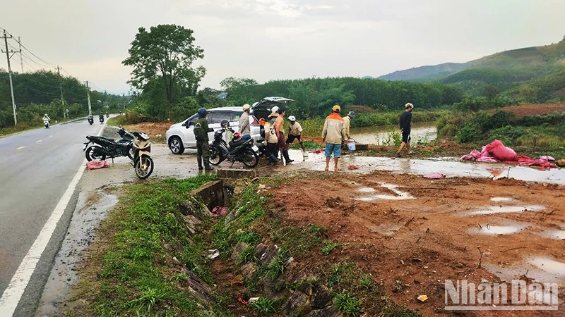 Người dân đưa các nạn nhân đi cấp cứu.