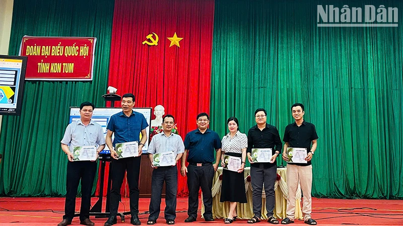 Trao giấy chứng nhận hoàn thành khóa học cho các học viên.