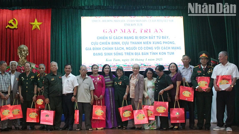 Tặng quà tri ân các chiến sĩ cách mạng, người có công.